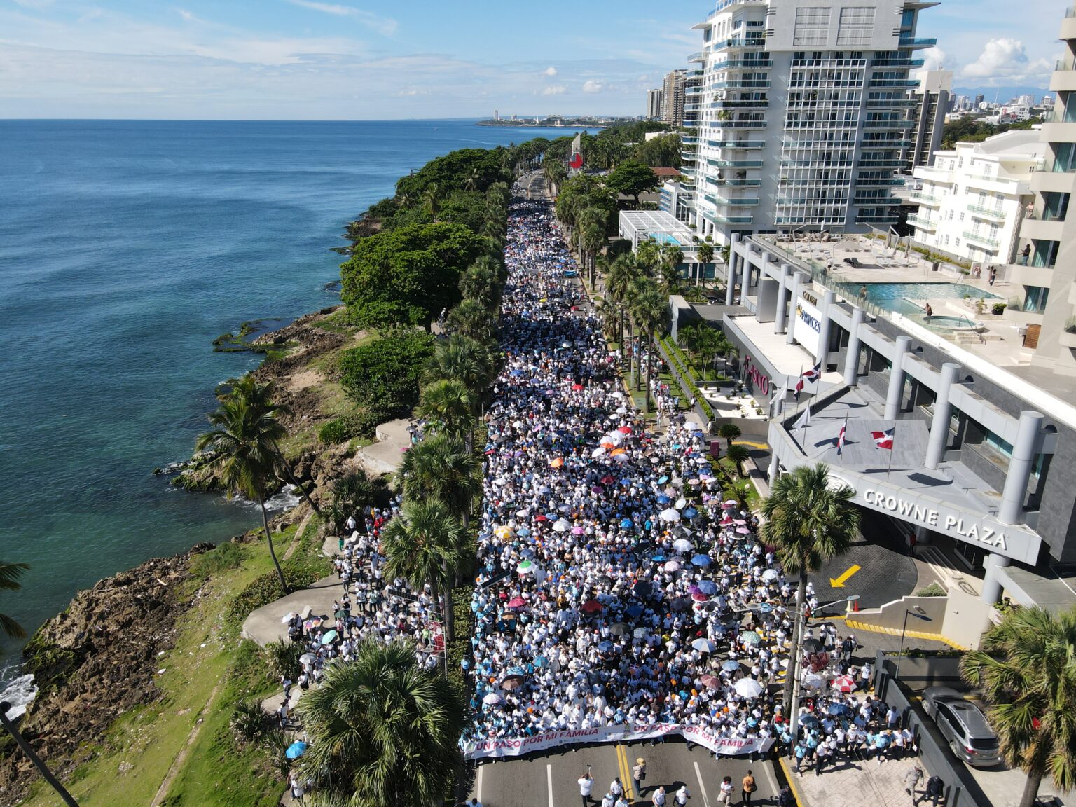Miles de dominicanos caminaron por la familia y la esperanza en Santo Domingo