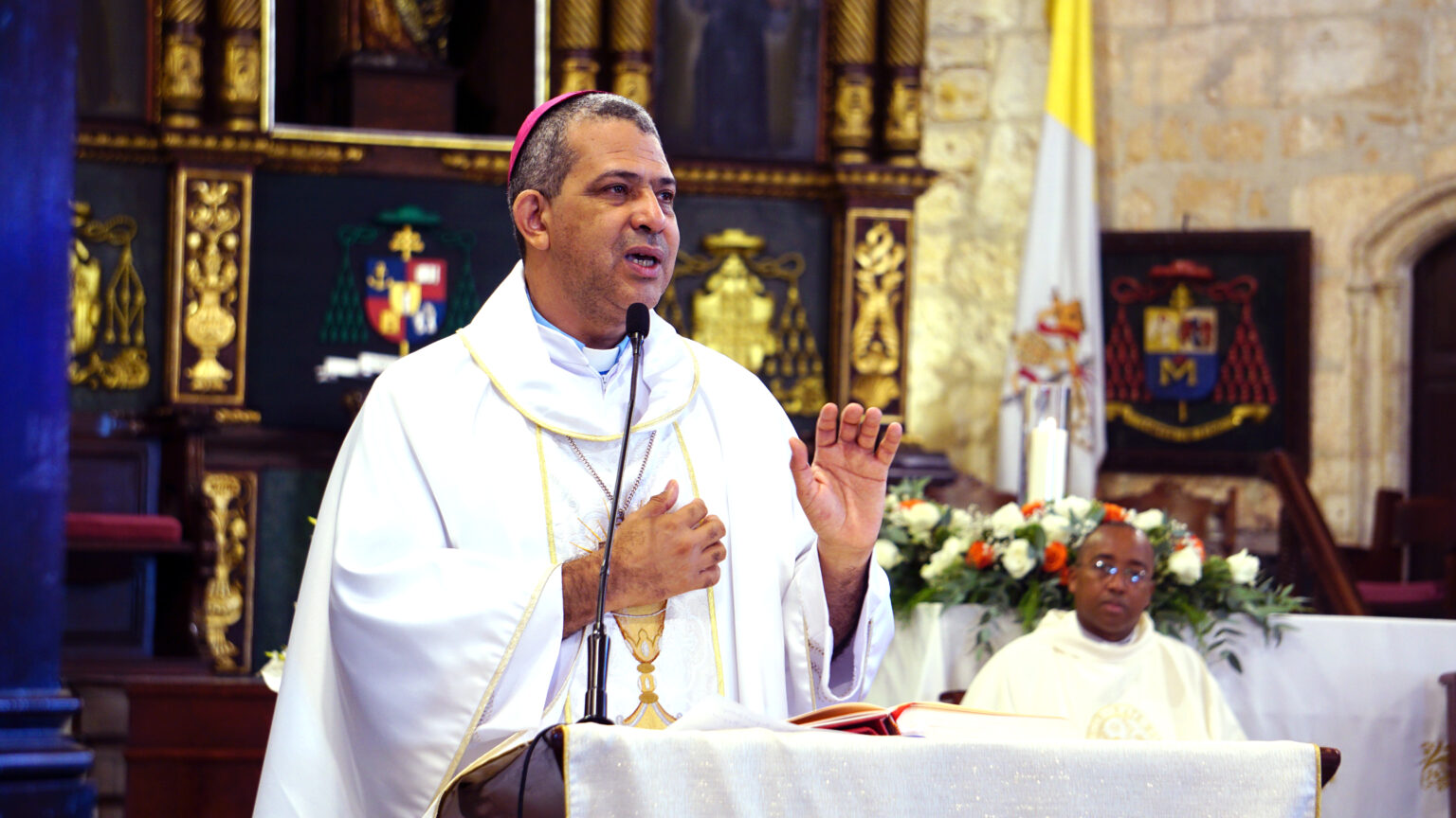 Debemos hacer un alto y hacer una reflexión interior para proyectar un servicio siempre vocacional de ayuda a la Sociedad y al País.